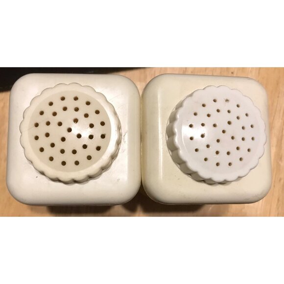 Vintage Lustro Ware Salt & Pepper Shaker Set Plastic Yellow & White Small USA - Picture 4 of 4